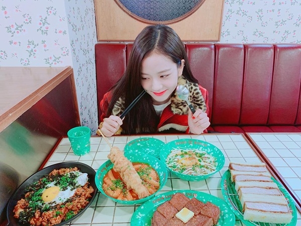 Ảnh hot sao Hàn: Key mếu máo, Jennie vẫn xinh đẹp và cool ngầu