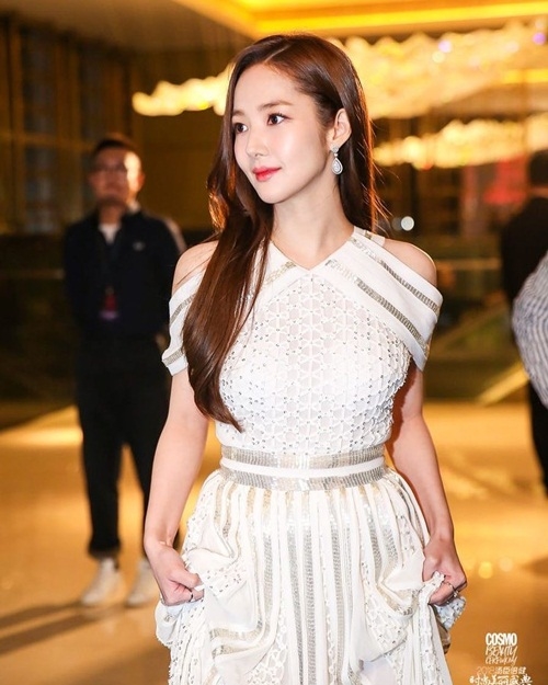 Ảnh hot sao Hàn: Key mếu máo, Jennie vẫn xinh đẹp và cool ngầu