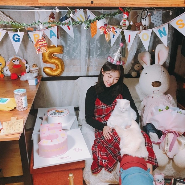 Ảnh hot sao Hàn: Key mếu máo, Jennie vẫn xinh đẹp và cool ngầu