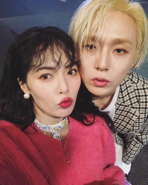 Ảnh hot sao Hàn: Key mếu máo, Jennie vẫn xinh đẹp và cool ngầu