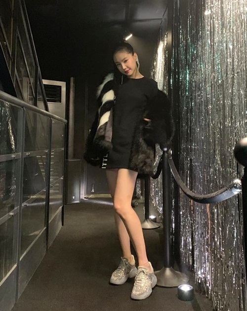 Ảnh hot sao Hàn: Key mếu máo, Jennie vẫn xinh đẹp và cool ngầu