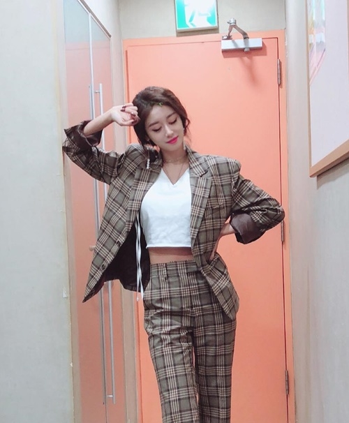 Ảnh hot sao Hàn: Key mếu máo, Jennie vẫn xinh đẹp và cool ngầu