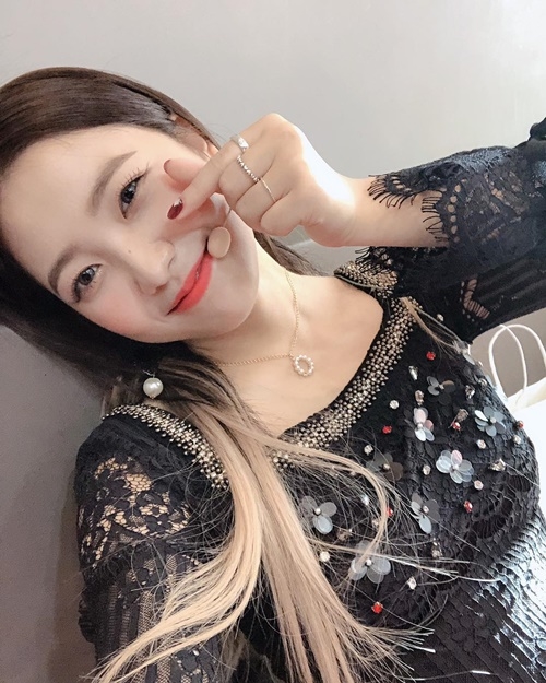 Ảnh hot sao Hàn: Key mếu máo, Jennie vẫn xinh đẹp và cool ngầu