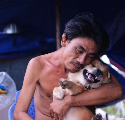 Chú chó mù sau một thời gian đã trở về với anh đánh giày câm