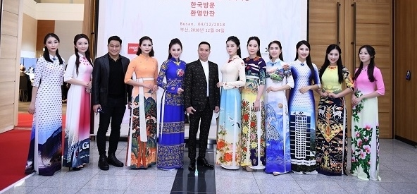 Nam Em lộ thân hình tròn trịa khi biểu diễn áo dài cùng Quỳnh búp bê