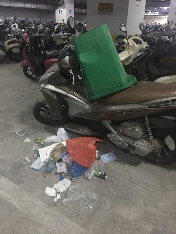 Chỉ vì dựng xe 'vô duyên', chiếc xe nhận 'hình phạt' cực hiểm