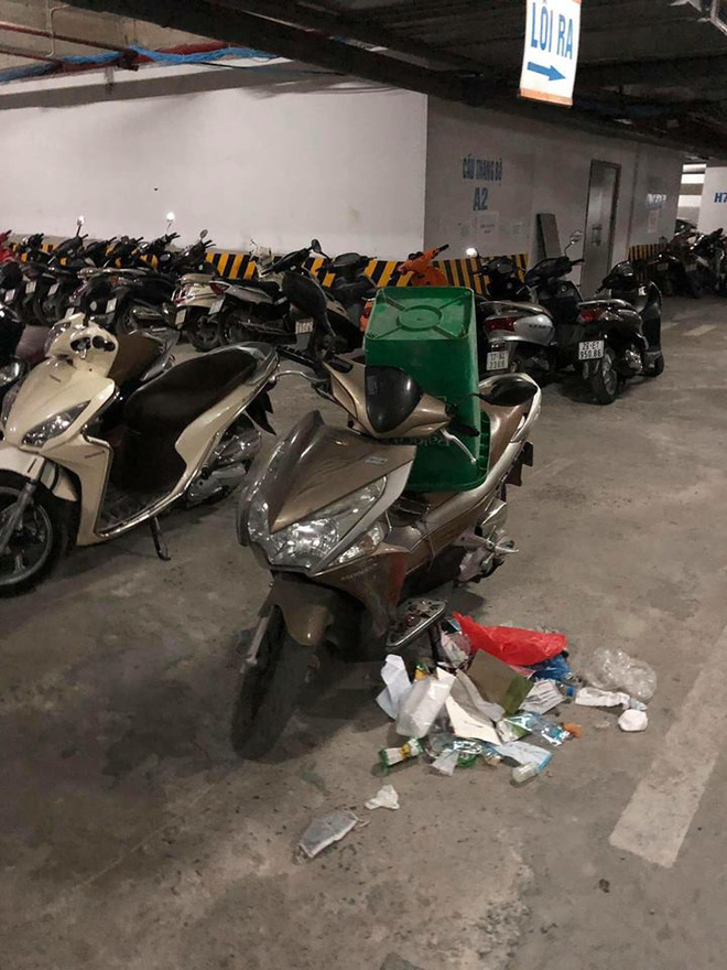 Chỉ vì dựng xe 'vô duyên', chiếc xe nhận 'hình phạt' cực hiểm