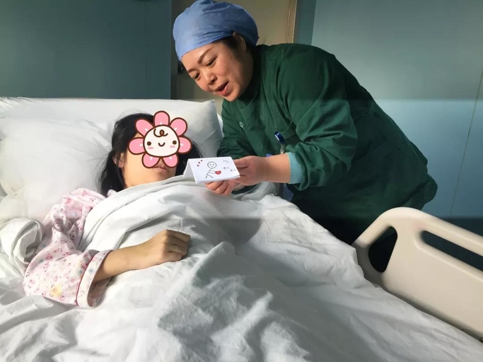 Cô gái 17 tuổi có máu biến thành màu hồng nhạt nhiều cha mẹ giật mình
