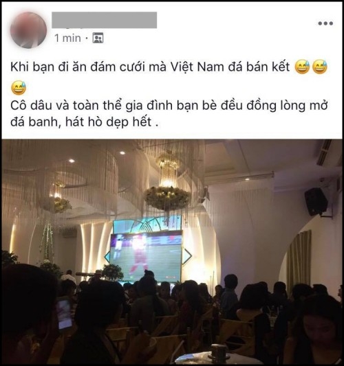 Cô dâu chú rể bật bóng đá ngay trong đám cưới, cùng quan khách cổ vũ