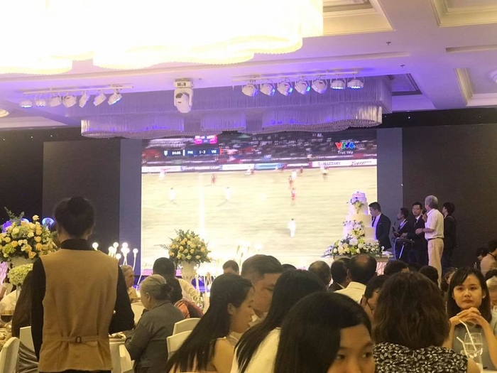 Cô dâu chú rể bật bóng đá ngay trong đám cưới, cùng quan khách cổ vũ