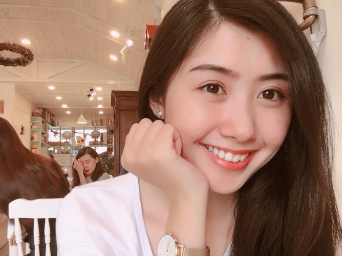 Danh tính của nữ tiếp viên xinh đẹp chụp ảnh cùng cầu thủ Việt
