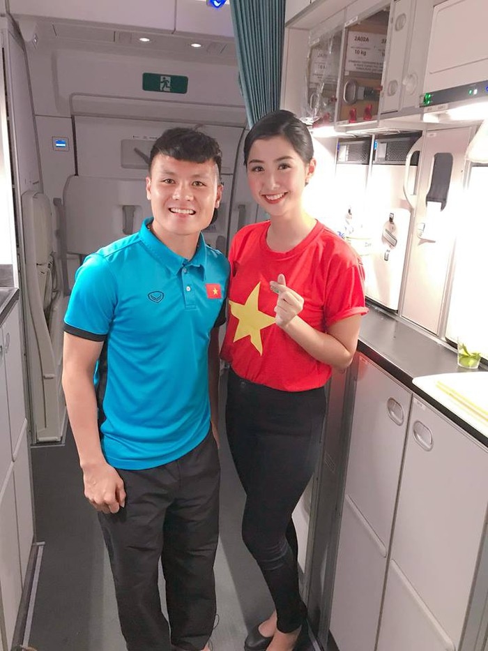 Danh tính của nữ tiếp viên xinh đẹp chụp ảnh cùng cầu thủ Việt