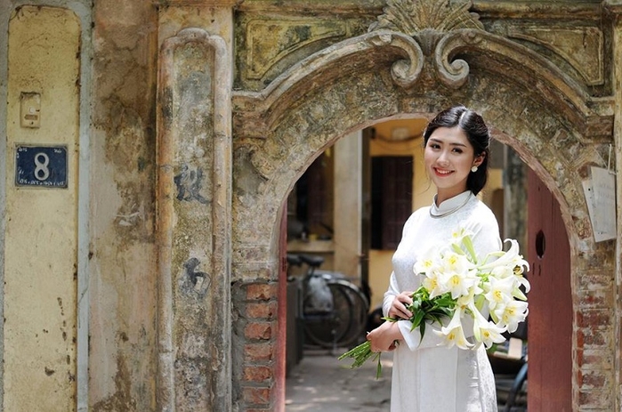Danh tính của nữ tiếp viên xinh đẹp chụp ảnh cùng cầu thủ Việt