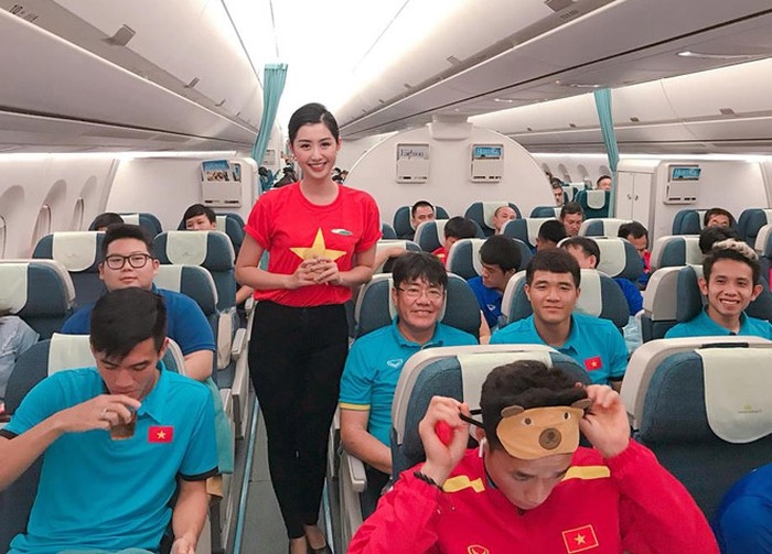 Danh tính của nữ tiếp viên xinh đẹp chụp ảnh cùng cầu thủ Việt