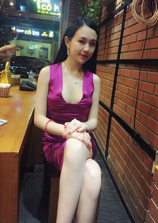Dat len ban can nhung co vo nong bong cua nam ca si: sexy nhu vo tuan hung van kem xa co gai nay