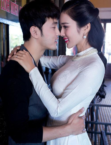 Dat len ban can nhung co vo nong bong cua nam ca si: sexy nhu vo tuan hung van kem xa co gai nay