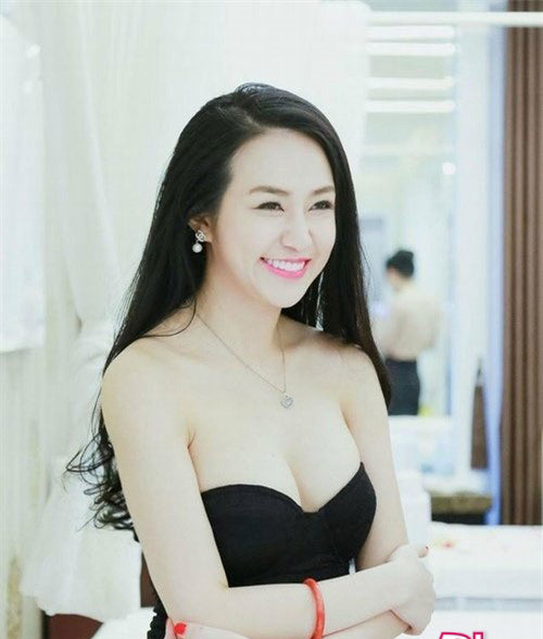 Dat len ban can nhung co vo nong bong cua nam ca si: sexy nhu vo tuan hung van kem xa co gai nay