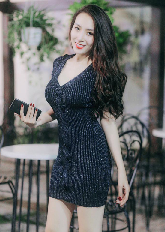 Dat len ban can nhung co vo nong bong cua nam ca si: sexy nhu vo tuan hung van kem xa co gai nay