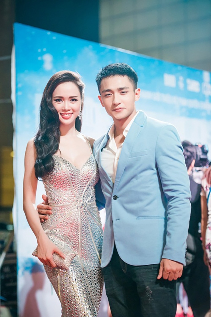 Du la may bay ba gia nhung loat my nu Vbiz nay lai vo cung tre trung khi canh nguoi ay
