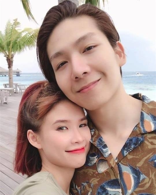 Du la may bay ba gia nhung loat my nu Vbiz nay lai vo cung tre trung khi canh nguoi ay