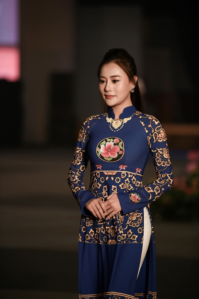 Nam Em lộ thân hình tròn trịa khi biểu diễn áo dài cùng Quỳnh búp bê