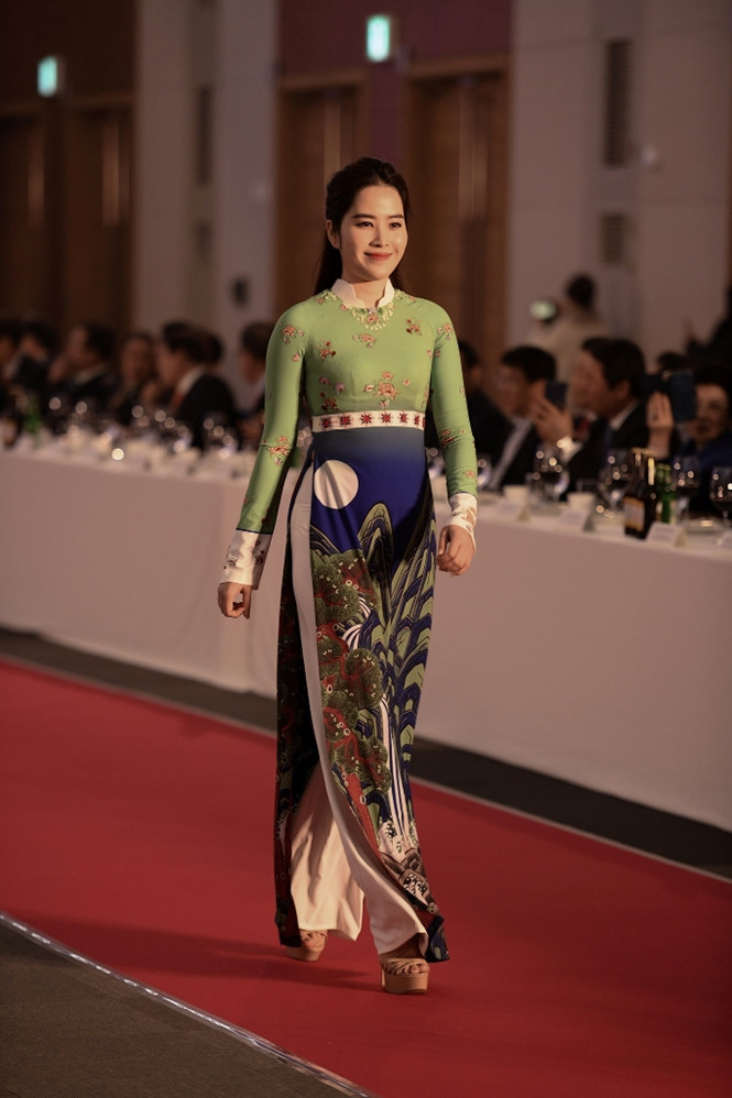 Nam Em lộ thân hình tròn trịa khi biểu diễn áo dài cùng Quỳnh búp bê