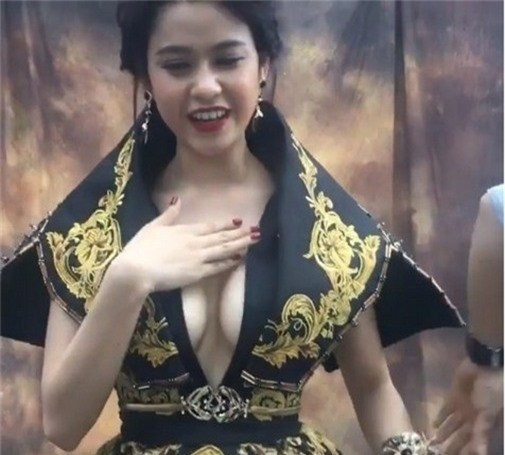 Không ít lần sao Việt ghi điểm trong lòng người hâm mộ bởi những bộ cánh lung linh và nhan sắc hơn người của mình. Ấy nhưng, cũng một góc độ khác, đôi khi những trang phục đẹp và quyến rũ lại trở lên phản chủ hơn bao giờ hết nếu như sao Việt không cẩn thận.