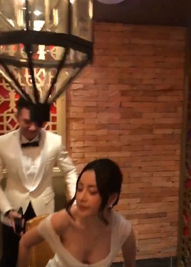 Gu thoi trang than troi cua sao Viet: Chi Pu suyt chut nua nguc nhay ra ngoai