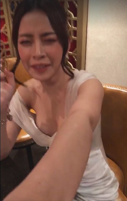 Gu thoi trang than troi cua sao Viet: Chi Pu suyt chut nua nguc nhay ra ngoai