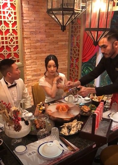 Gu thoi trang than troi cua sao Viet: Chi Pu suyt chut nua nguc nhay ra ngoai