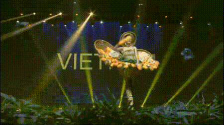 H'Hen Niê xử lý khéo léo khi trang phục bánh mì gặp sự cố