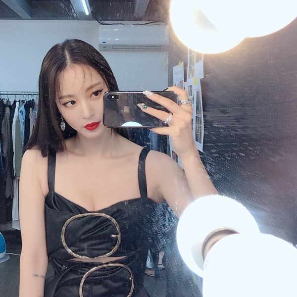 Ảnh hot sao Hàn: E'Dawn mặc quần 'phanh cúc' kỳ quặc