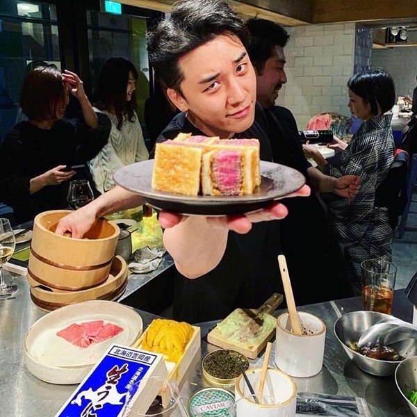 Ảnh hot sao Hàn: E'Dawn mặc quần 'phanh cúc' kỳ quặc