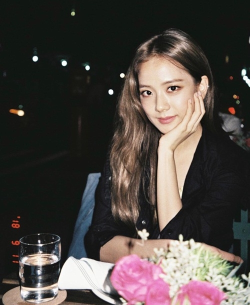 Ảnh hot sao Hàn: E'Dawn mặc quần 'phanh cúc' kỳ quặc