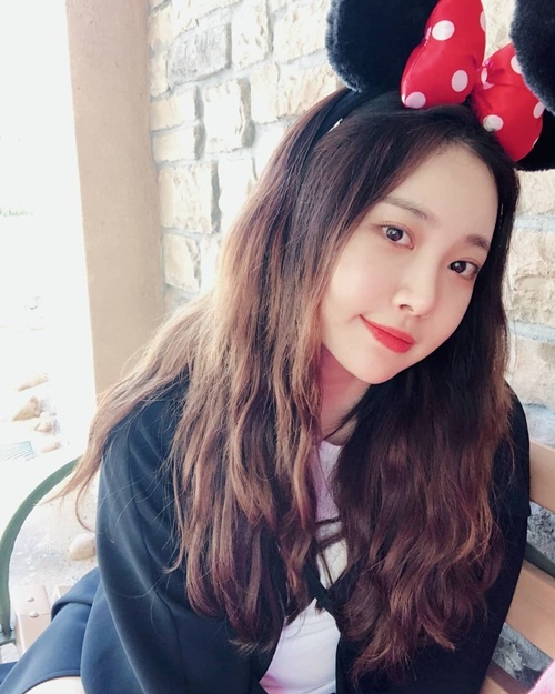 Ảnh hot sao Hàn: E'Dawn mặc quần 'phanh cúc' kỳ quặc