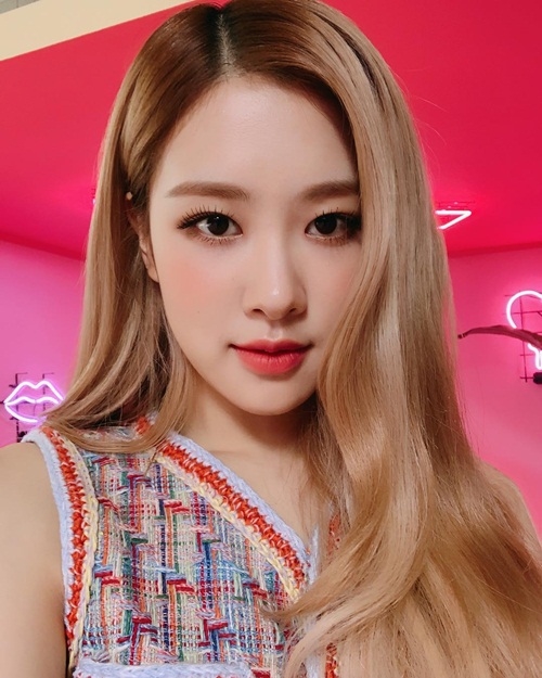 Ảnh hot sao Hàn: E'Dawn mặc quần 'phanh cúc' kỳ quặc
