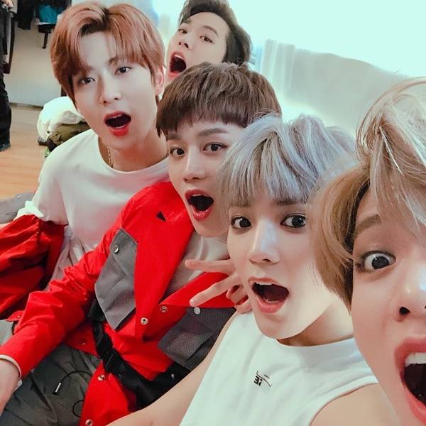 Ảnh hot sao Hàn: E'Dawn mặc quần 'phanh cúc' kỳ quặc