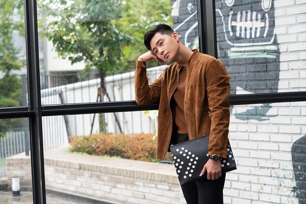 Ảnh hot sao Hàn: E'Dawn mặc quần 'phanh cúc' kỳ quặc