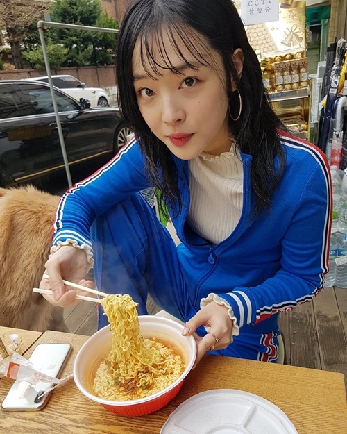 Ảnh hot sao Hàn: E'Dawn mặc quần 'phanh cúc' kỳ quặc