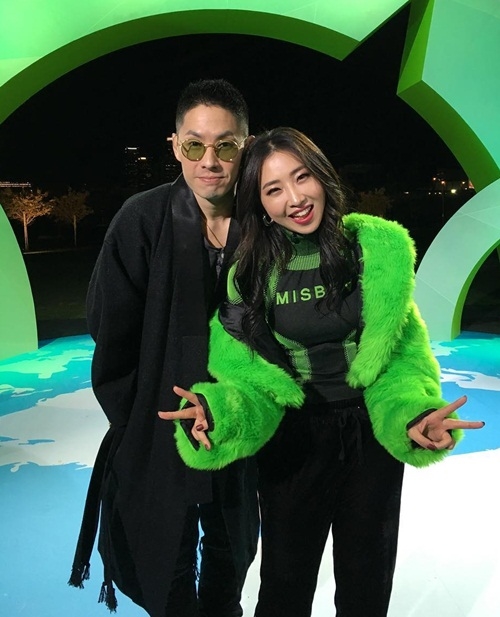 Ảnh hot sao Hàn: E'Dawn mặc quần 'phanh cúc' kỳ quặc