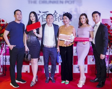 Hương Giang sexy hết cỡ trong trang phục cắt xẻ thắng thế trước Chi Pu
