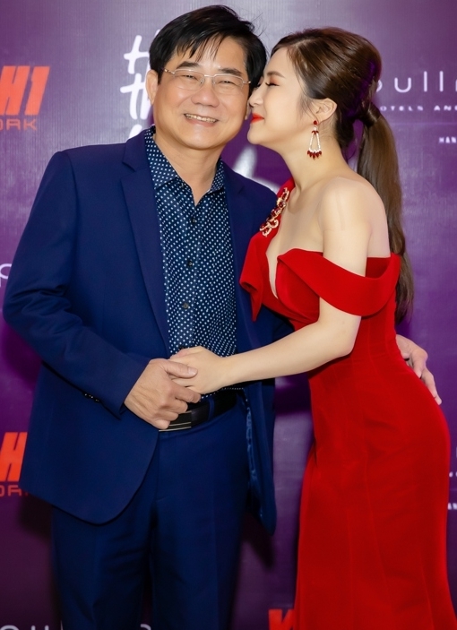 Hương Tràm bật khóc khi nói về thầy Thu Minh