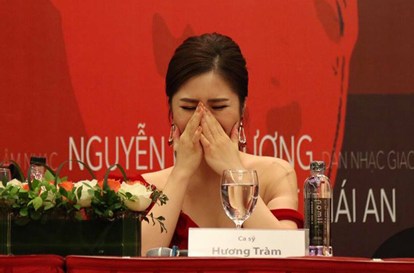 Hương Tràm bật khóc khi nói về thầy Thu Minh