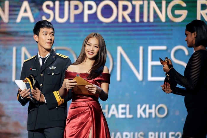 Khả Ngân khoe vai trần quyến rũ, tình tứ cùng Song Luân tại Singapore