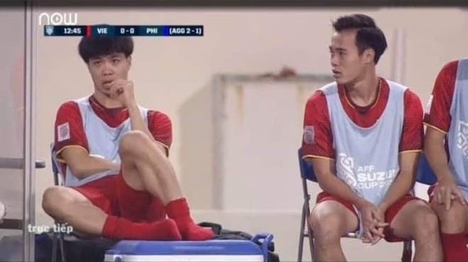 Ngáp ruồi vì ngồi ghế dự bị, hàng loạt ảnh chế Công Phượng ra đời