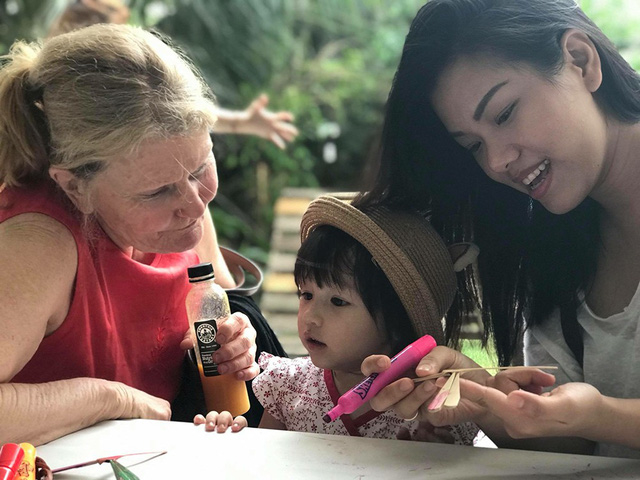 Lam dau nha Tay: Moi quan he giua sao Viet va nha chong nhu the nao