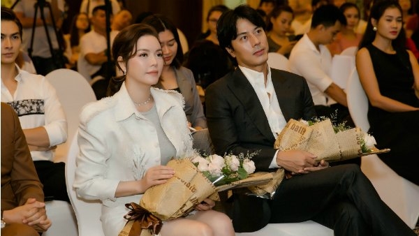 Phim của Lý Nhã Kỳ và tài tử 'Giày thủy tinh' bị dừng vô thời hạn?