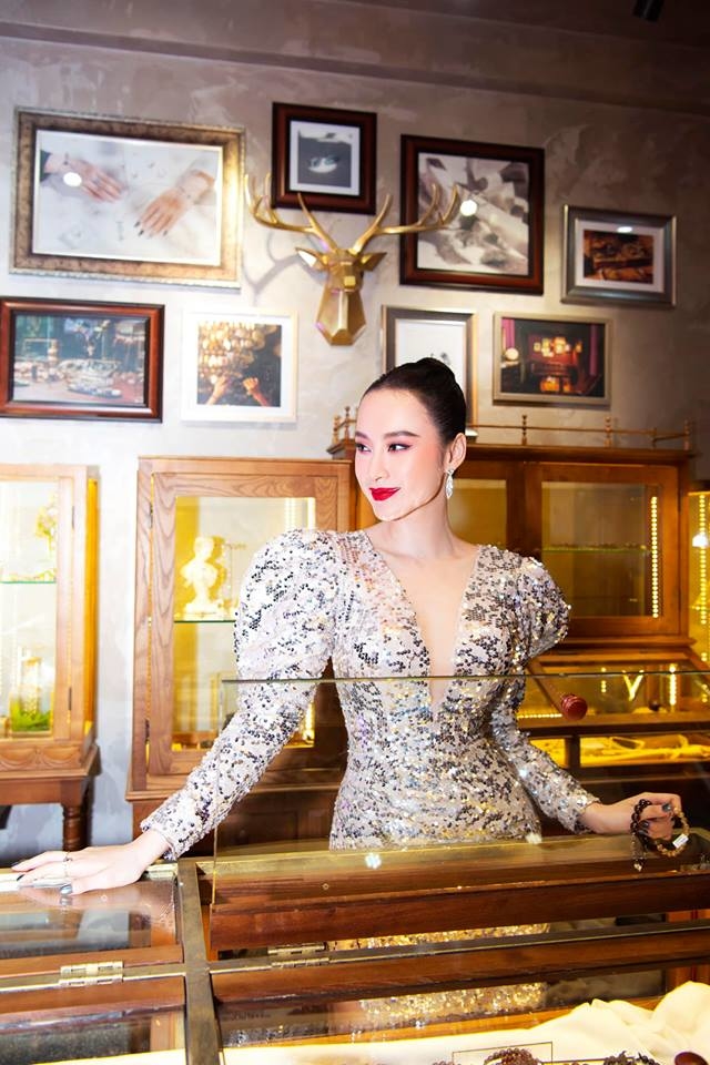 Mặc váy kim sa nhưng Angela Phương Trinh lại quên trang sức tiền tỷ