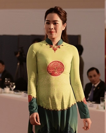Nam Em lộ thân hình tròn trịa khi biểu diễn áo dài cùng Quỳnh búp bê