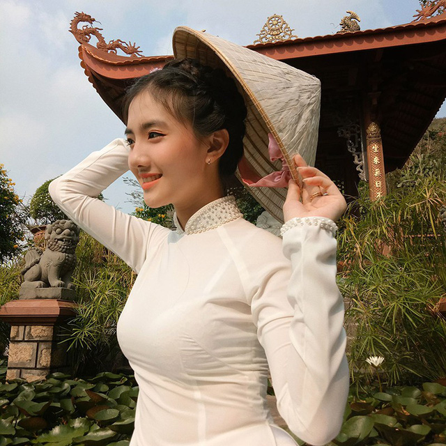 Những cô gái bất ngờ nổi tiếng vì sở hữu 'góc nghiêng thần thánh